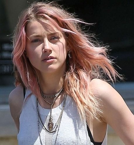 Amber Heard has new pink hair! Click through for more celebrity pink hair inspiration Anne Wiazemsky, Pink Hair Inspiration, Summer Hair Ideas, Grey Ombre Hair, Celebrity Hair Colors, Character Hair, Blonde With Pink, French Cinema, Hair 2018