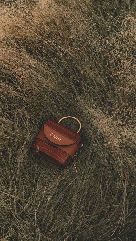 Bag Photo Ideas Instagram, Leather Bags Photography, Leather Product Photography, Product Photography Bags, Fashion Bag Photography, Leather Bag Photography, Bag Photography Ideas Photo Shoots, Bag Photo Ideas, Bag Product Photography