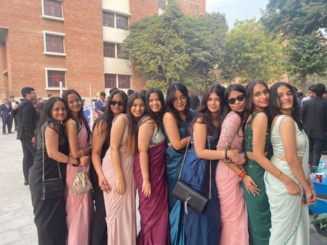 Farwell Pics Ideas, Group Photo Poses In Saree, Ethnic Day Outfits College Saree, Farewell Group Photos, Farewell Pic Ideas, Desi Poses With Friends, Farewell Pics Ideas With Friends, College Farewell Outfits, Farewell Photo Ideas With Friends