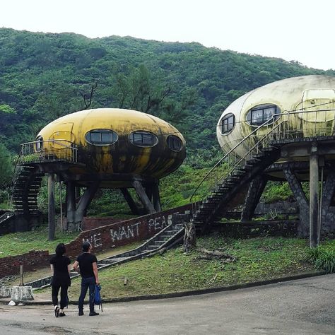 @franzsfavorites on Instagram: “We had a great day at the abandoned Wanli Ufo Village and Yehliu Geopark; Ufo houses and alien landscapes! 👽 . . . #spaceage…” Alien Village, Architecture Futuristic, Alien House, Earth Architecture, Drawing Stuff, Abandoned Places, Interior Architecture Design, Have A Great Day, Room Makeover