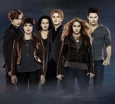 Cullen Clan Emmett And Rosalie, Rosalie And Emmett, Bella Y Edward, The Cullen Family, Twilight Breaking Dawn Part 2, Alice And Jasper, Twilight Pics, Cullen Family, Emmett Cullen