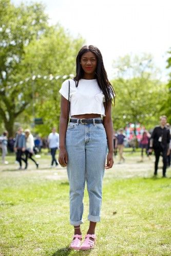 21 Incredible Outfits From London’s Field Day Festival #Refinery29 Field Day Festival, Jelly Shoes Outfit, Mommy Jeans, Sandals Outfit Summer, Groovy Clothes, Day Festival, Urban Outfitters Jeans, Sandals Outfit, All Jeans