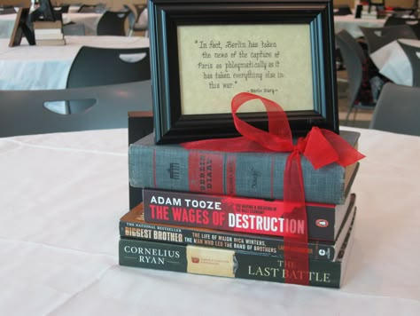 Cute idea for graduation party.. use books as centerpiece with quote. Tie with a ribbon in school colors. Idea For Graduation Party, Grad Banquet, Idea For Graduation, Graduation Table, Trunk Party, Reunion Decorations, Book Centerpieces, Graduation Dinner, Graduation Open Houses