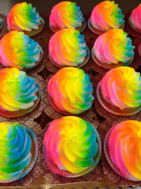 Airbrushed rainbow cupcakes Rainbow Cupcake Design, Airbrush Cupcakes Ideas, Air Brush Cakes Ideas, Air Brush Cakes, Airbrush Cupcakes, Airbrushed Cupcakes, Airbrush Cake Designs, Airbrush Cookies Ideas, Trolls Party Food