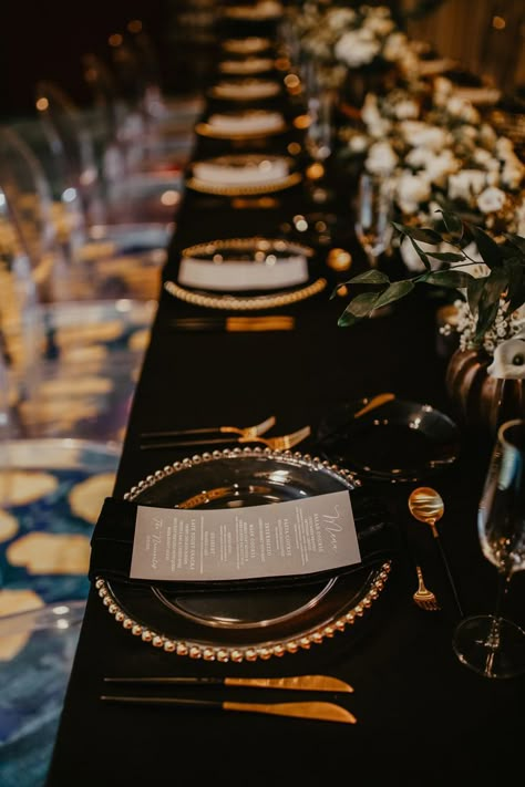 Vintage Hollywood Prom, Birthday Dinner Decor, Black And Gold Interior, 60th Bday Ideas, 30th Birthday Dinner, 15th Birthday Ideas, Black White And Gold Wedding, Dinner Table Set Up, Gold Table Decorations