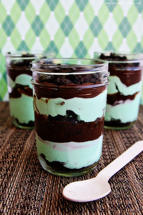 Mint Chocolate Parfait 2 web Chocolate Pudding Parfait, Chocolate Parfait Recipes, Mint Chocolate Pudding, Mint Pudding, Oreo Parfait, Chocolate Parfait, Mint Desserts, Pudding Parfait, Parfait Desserts