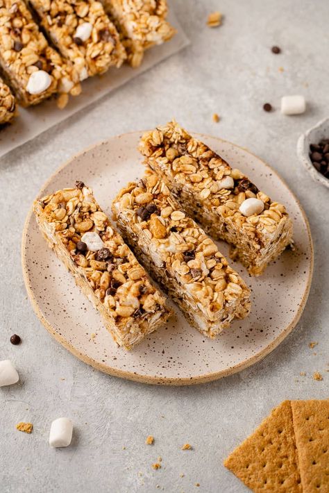 Chewy Vegan S'mores Granola Bars Vegan Deli Meat, Fresh Meal Ideas, Vegan Smores, Vegan Granola Bars, Chewy Bars, S Mores Bars, Vegan Granola, Vegan Marshmallows, Fresh Meal