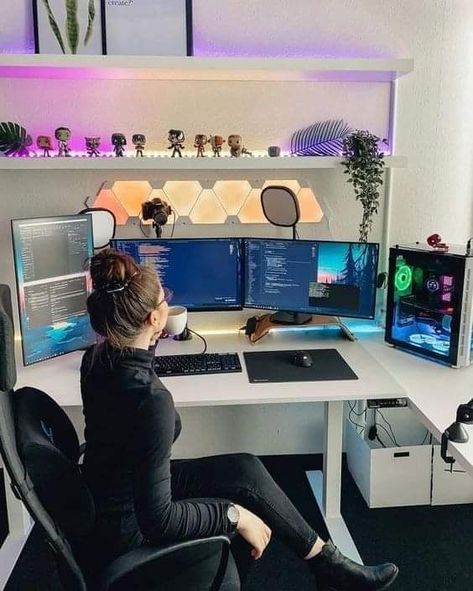 Small Game Rooms, 1st House, Computer Gaming Room, Tech Girl, Computer Desk Setup, Gamer Setup, Video Game Room Design, Video Game Rooms, Bedroom Setup