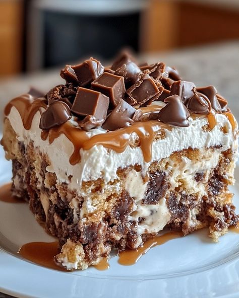 Heath Bar Poke Cake, Layered Cookie Cake, Easy Poke Cake, Heath Candy, Ice Box Cake, Heath Bar, Cake Mix Desserts, Box Chocolate, Poke Cake Recipes