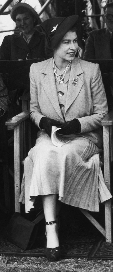 May 1949 Princess Elizabeth attends the opening of the Royal Windsor Horse Show at Windsor Home Park. Royal Lodge Windsor, Peter Townsend Princess Margaret, Queen Elizabeth 1952, Lord Frederick Windsor, Windsor Homes, Queen Elizabeth Horse Riding, Princess Elizabeth, Show Horses, Queen Elizabeth Ii