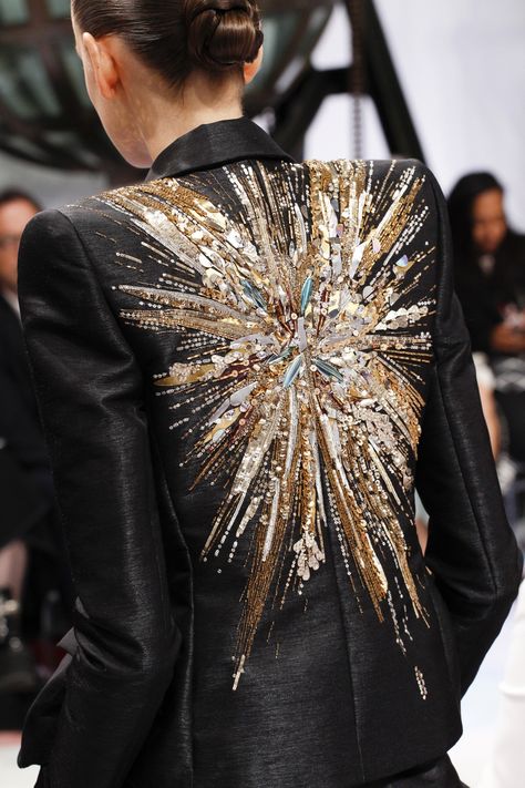 See the Schiaparelli Fall 2016 Couture collection close up. Detail Couture, Embellished Jacket, Couture Mode, Couture Details, Estilo Punk, Gold Sequins, Embroidery Fashion, Fall 2016, Mode Inspiration