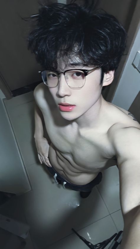 Korean Handsome Men, Selfie Poses Men Faces, Anime Boy Abs, Hot Asian Boy, Handsome Korean Men, Hot Korean Men, Emo Asian Boy, Korean Abs, Douyin Boy