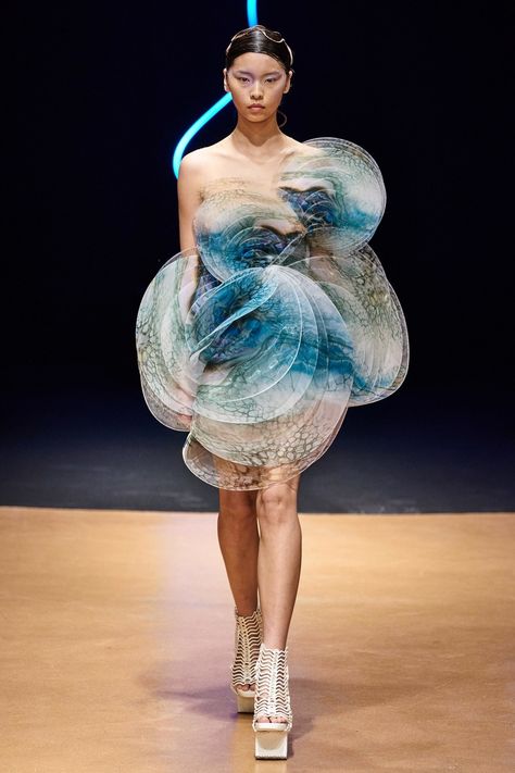 Iris van Herpen Haute Couture Printemps-Été 2020 - Défilé | Vogue Paris Iris Van Herpen Couture, Beauty Exhibition, Haute Couture Paris, Sculptural Fashion, Fashion Tips For Men, Collection Couture, Gaun Fashion, Couture Looks, Iris Van Herpen