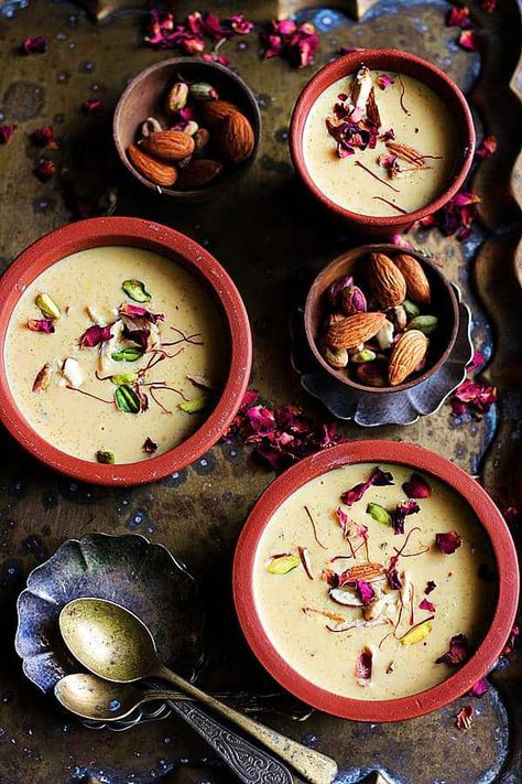 Phirni Recipe, Indian Rice Pudding, Sweet Pongal, Small Clay Pot, Rice Desserts, Holi Party, Clay Bowls, Indian Rice, Make Ahead Desserts