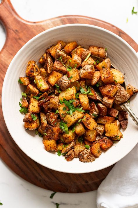 Start your day off right with these crispy breakfast potatoes made with creamy red potatoes. The interior stays light and fluffy, while the exterior crisps up in a skillet on the stovetop, cooked with the perfect blend of spices. Skillet Red Potatoes, Red Potato Recipes Stovetop, Top Breakfast Recipes, Quick Potato Recipes, Crispy Breakfast Potatoes, Breakfast Potatoes Skillet, Skillet Breakfast, Red Potato Recipes, Red Potato