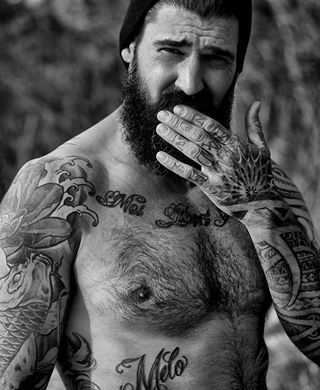 Hotness — bearded and tattooed 😋😋😋 Men With Beards And Tattoos, Beards And Tattoos, Scruffy Men, Tattooed Men, Beard Lover, Beard Love, Beard Tattoo, Men With Beards, Awesome Beards