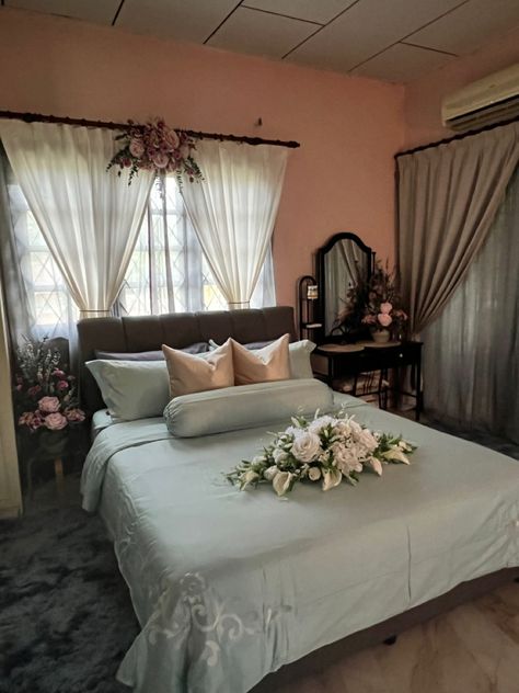 Bilik Pengantin Ideas Simple, Wedding Room Decorations Ideas Bedrooms, Bride Bedroom Decoration, Bride Bedroom, Bilik Pengantin, Wedding Night Bedroom, Wedding Bedroom Decoration, Wedding Room Decor, Bridal Room Decor