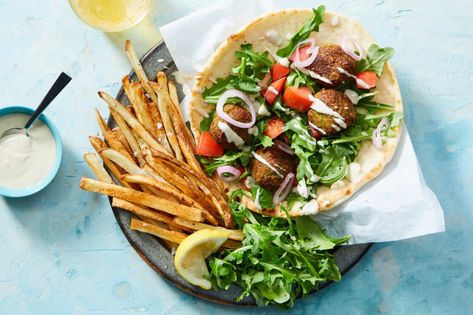 Take-Out Style: Falafel Gyro & Oven Fries with Lemon Tahini & Arugula | Marley Spoon Falafel Gyro, Marley Spoon Recipes, Falafel Pita, Delicious Vegetarian Recipes, Vegetarian Kids, Oven Fries, Homemade Tahini, Marley Spoon, Delicious Sandwiches