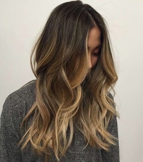 Dark Brown Hair with Caramel Blonde Highlights Balayage Black, Sandy Brown Hair, Highlights For Dark Brown Hair, Chestnut Brown Hair, Subtle Blonde Highlights, Balayage Blond, Blond Balayage, Color Balayage, Medium Brown Hair