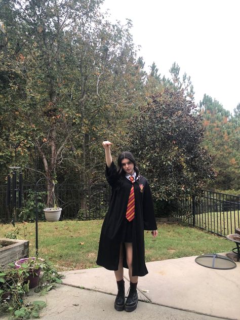 Harry Potter Costume Gryffindor, Hermoine Granger Halloween Costume, Hermione Granger Costume Women, Cute Wizard Costume, Hermione Granger Outfits Costumes, Hermoine Granger Halloween Costume Diy, Hermonie Granger Costume, Harry Potter Witch Costume, Hogwarts Costume Women