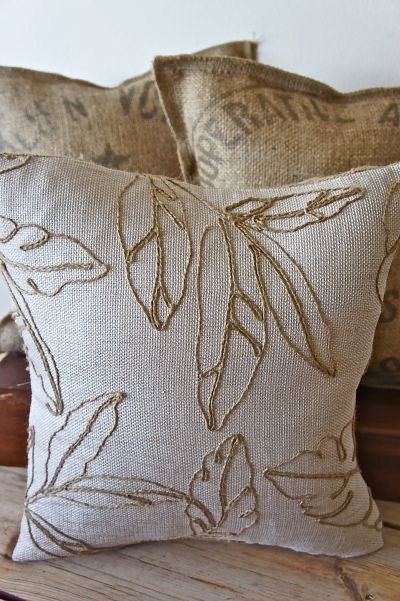 Throw Pillow Embroidery Designs, Crochet Cushion Covers, Bordados Tambour, Creative Pillows, Cushion Embroidery, Embroidery Pillow, Hand Embroidered Pillows, Crochet Cushion, Pillow Embroidery