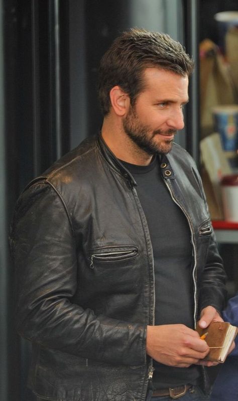 Bradley Cooper Hairstyle, Bradley Cooper Hot, Bradley Cooper Hair, Brad Cooper, Celebrities Outfits, Real Leather Jacket, A Star Is Born, Bradley Cooper, Hollywood Actor