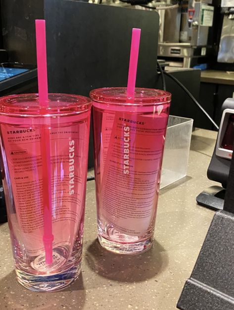 Starbucks Cups Aesthetic, Vasos Aesthetic, Vaso Starbucks, Starbucks Bottles, Pretty Mugs, Pink Cups, Coffee Drink Recipes, Girly Accessories, Cute Cups