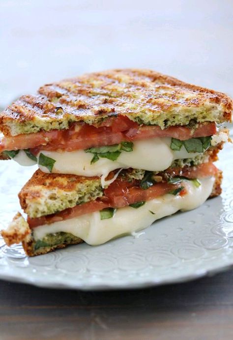 tomato basil mozzarella panini Tomato Basil Panini, Mozzarella Tomato Basil, Caprese Panini, Sandwich Vegetarian, Mozzarella Tomato, Grilled Sandwiches, Main Course Recipes, Soup And Sandwich, Idee Pasto Sano