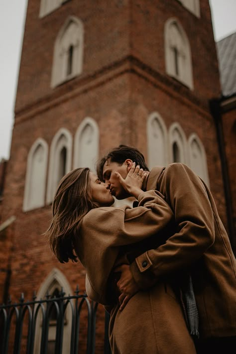 Pandemic City Love by Dominika Olszewska › Beloved Stories Couples City Photography, City Couples Photography, Couples Downtown, Couples City, Fall City, City Love, City Shoot, Engagement Pictures Poses, Romantic Photoshoot