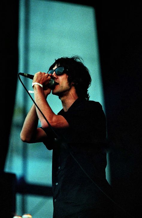 Richard Ashcroft 90s, Richard Ashcroft, Epic Hair, Room Pics, 90s Wallpaper, Festival Photo, The Verve, Uk Music, Wearing Sunglasses