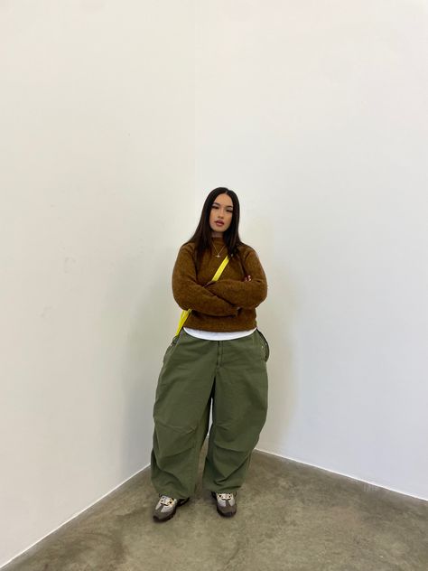 Green Pants Outfit Black Women, Green Carpenter Pants Outfit, Green Cargo Pants Outfit Winter, Outfits With Green Cargo Pants, Green Parachute Pants Outfit, Green And Brown Outfit, Carpenter Pants Outfit, Brown Cargo Pants Outfit, Green Cargo Pants Outfit