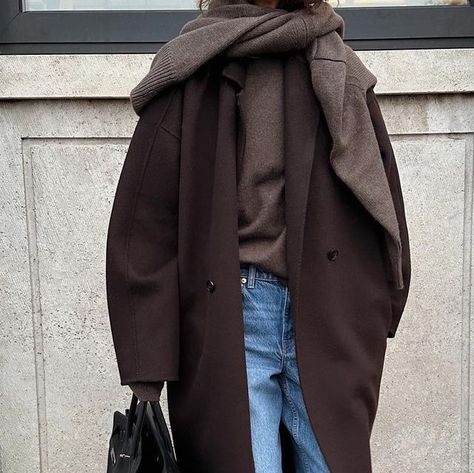 Annemiek Kessels on Instagram: "Black or brown?" Black Brown Outfit, Brown And Black Outfit, Black And Brown Outfit, Classy Coat, Coat Style, Brown Outfit, December 21, December 22, Mode Inspiration