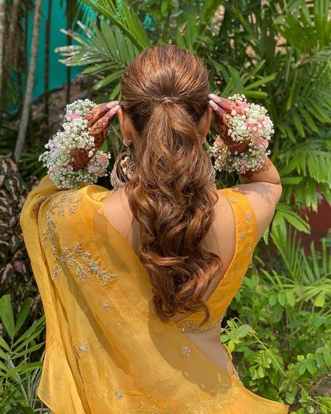 Loose pony Ponytail Hairstyles With Lehnga, Saree Look With Ponytail, Ponytail On Saree, Pony Hairstyles With Saree, Pony On Saree, Pony Hairstyle On Lehenga, Ponytail Hairstyles On Lehenga, Pony Hairstyle On Saree, High Pony Hairstyles Wedding Indian