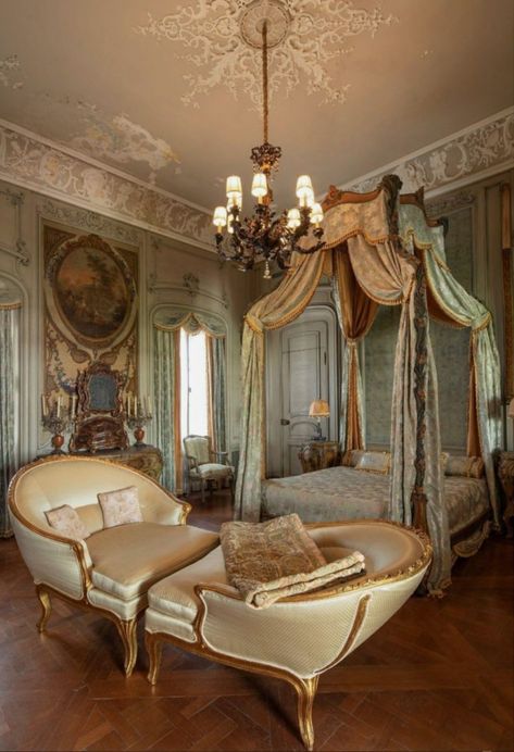 Edwardian Room Aesthetic, Queen Aesthetic Bedroom, Royal Rooms Bedrooms, 1800 Bedroom Aesthetic, Royal Victorian Bedroom, Victorian Bedroom Green, Victorian Era Room Aesthetic, Bridgerton Vibes Aesthetic, Victorian Era Bedroom Aesthetic