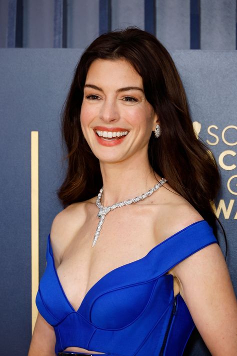 Anne Hathaway Makeup, Anne Hathaway Style, Danielle Brooks, Fran Drescher, Miranda Priestly, Beautiful Brown Eyes, Blonde Waves, Sag Awards, Actrices Hollywood