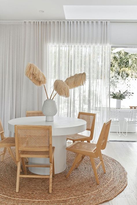 Hamptons Style Interior, Palm Springs House, Palm Springs Home, Dream Dining Room, Dining Table Decoration, Palm Springs Style, Small Dining Table, Hamptons Style, Interior Paint Colors