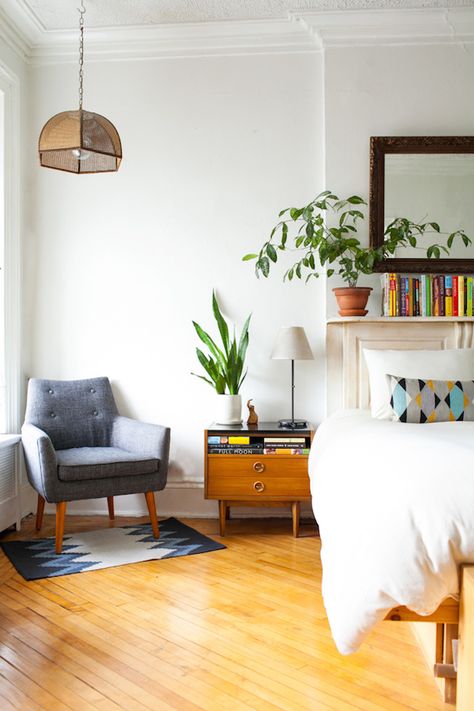 Plants and mid-century pieces in a New York City brownstone | my scandinavian home | Bloglovin’ Mid Century Bedroom, Mid Century Modern Bedroom, Decoration Inspiration, Retro Home Decor, Scandinavian Home, Retro Home, Bed Room, Home Fashion, Decoration Design