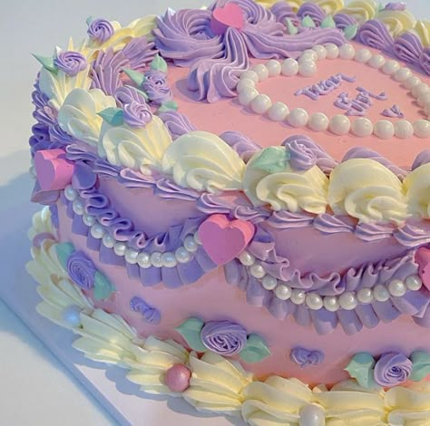 Bolo Vintage, Pastel Cupcakes, Vintage Birthday Cakes, Vintage Cakes, Pretty Dessert, Cute Baking, Fake Cake, Pretty Birthday Cakes, Just Cakes