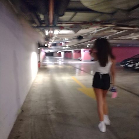 Girl No Face, Parking Lot Photoshoot, No Face, Photo Idea, Parking Lot, Insta Photo, Car Park