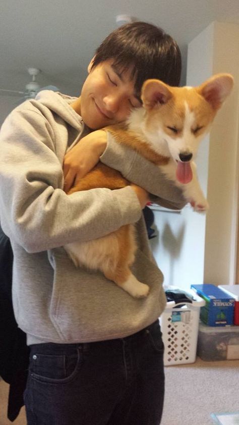 Everything about this picture makes me happy. Hugging Pet Reference, Hugging Dog Reference, Hugging Dog, Puppy Hug, Swedish Vallhund, Corgi Puppies, Cute Photo, Corgi Puppy, Cute Face