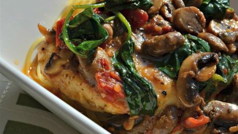 This is a gorgeous chicken dish with sun-dried tomatoes, spinach, and mushrooms. It is so wonderful when served with garlic mashed potatoes. It tastes fantastic! Mushrooms And Spinach, Florentines Recipe, Chicken Marsala, Spinach Stuffed Mushrooms, Chicken Cutlets, Mushroom Recipes, Chicken Dishes, Food Dishes, Main Dishes