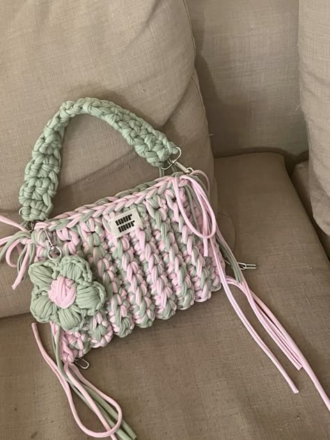 Handbag Ideas, Crochet Shoulder Bags, Mode Crochet, Crochet Handbag, Crochet Business, Crochet Clothing And Accessories, Kawaii Crochet, Crochet Handbags Patterns, Crochet Fashion Patterns