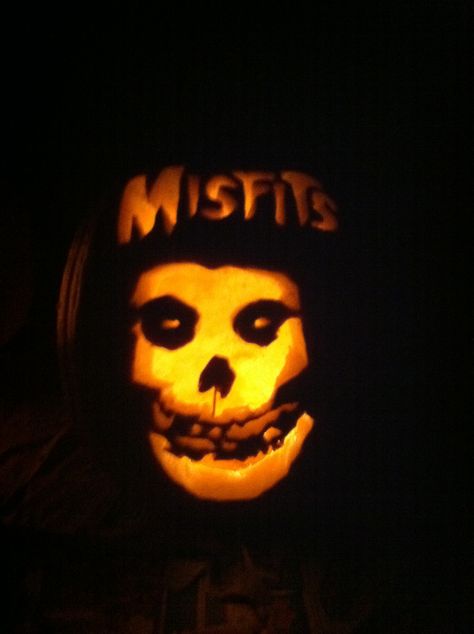 Misfits Pumpkin Punk Pumpkin Carving, Goth Pumpkin Carving, Misfits Pumpkin, Goth Pumpkin Carving Ideas, Emo Pumpkin Carving, Goth Pumpkin, Pumpkin Vampire, Halloween Pumpkin Stencils, Pumpkin Cravings