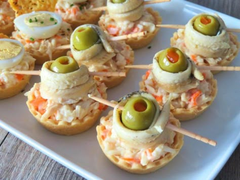 Canapés fáciles de última hora especial Navidad. ¡Que no te pille el toro! Easy Tailgate Snacks, Canapes Faciles, Holiday Appetizers Recipes, Decorações Com Comidas, Buzzfeed Tasty, Party Food Buffet, Catering Ideas Food, Christmas Food Dinner, Xmas Food