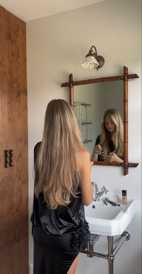 Hanna Schonberg Hair, Hanna Schönberg Hair Color, Hanna Schönberg Hair, Hannah Schonberg Hair, Working In Hospital, Hannah Schonberg, Hanna Schonberg, Blonde Hair Inspiration, Hair Crush