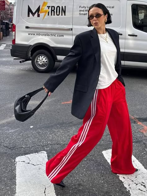 Red Adidas Pants, Adidas Track Pants Outfit, Looks Adidas, Track Pants Outfit, Adidas Hose, Look Adidas, Contrast Dress, Looks Street Style, Adidas Outfit