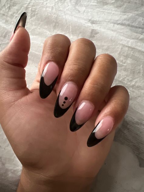 Black French Tip With Design, Black French Tip Designs, Black French Tip Almond Nails, Black French Tip Nails Almond, Black Tips Nails, Black French Tip Nails With Design, Black Nails French, Black Nails Almond, Black Nails Short