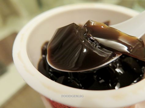 Hoi Tin Tong 海天堂 | Hong Kong Authentic Herbal Jelly Herbal Jelly, Herbal Drink, Herbal Drinks, Chinese Soup, Food Travel, Muscle Growth, A Bowl, Travel Food, Food Photo