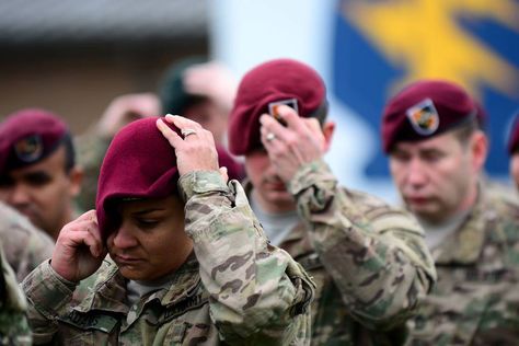 Us Army Airborne, Army Beret, Military Beret, Black Berets, Army Airborne, Airborne Army, Us Army Soldier, Military Aesthetic, Military Insignia