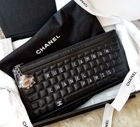 Chanel Chanel Aesthetic Vintage, Chanel Aesthetic, Mademoiselle Chanel, Handbags Luxury, Favorite Handbags, Novelty Bags, Black Clutch, Chanel Paris, Luxury Sunglasses